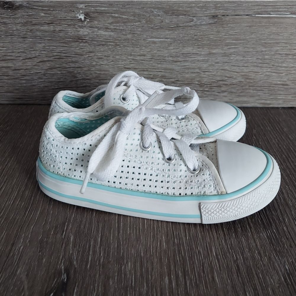 Converse Perforated Low Top Sneaker Size 9